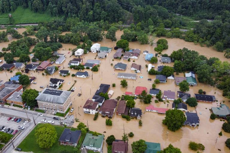 $!Vista aérea de casas sumergidas bajo las aguas de la inundación del North Fork del río Kentucky en Jackson, Kentucky, el 28 de julio de 2022.