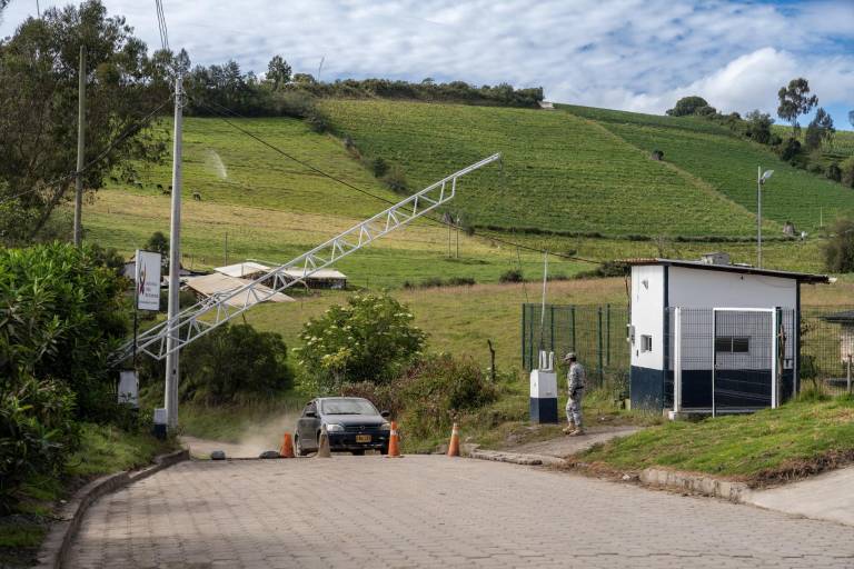 $!El punto de control migratorio de Urbina está ubicado a 20 minutos del centro de Tulcán y apenas a cinco minutos en vehículo de los pasos irregulares, que también son utilizados para el contrabando de mercancías.