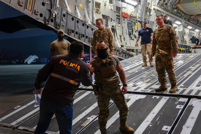 $!Avión que trajo a ecuatorianos deportados.
