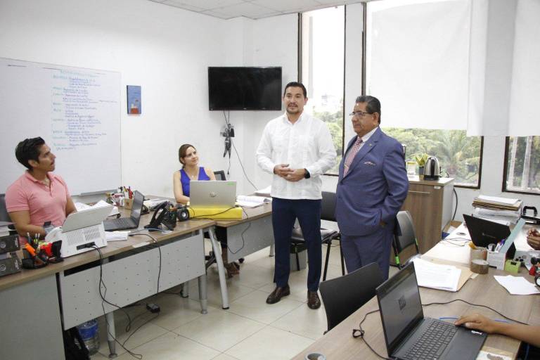 $!Damián Larco y Carlos Falconí en un recorrido informativo.
