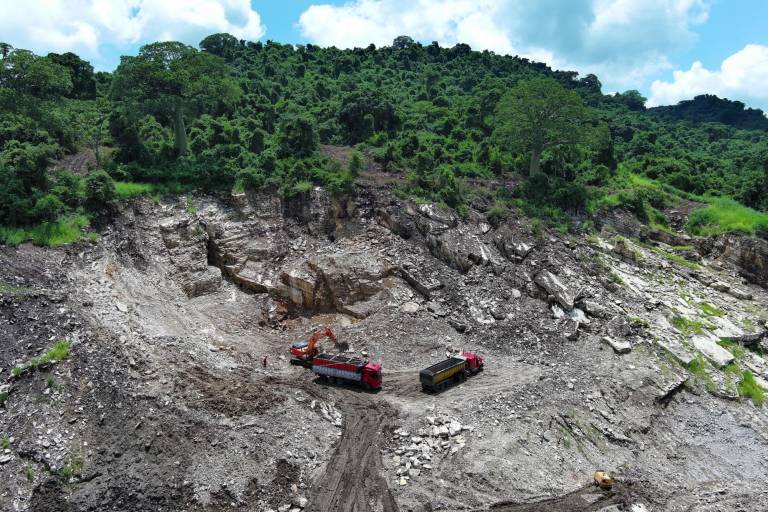 $!Vista aérea de una cantera en el Bosque Cerro Blanco, una amplia área de bosque seco tropical situada a las afueras de Guayaquil, tomada el 18 de abril de 2023.