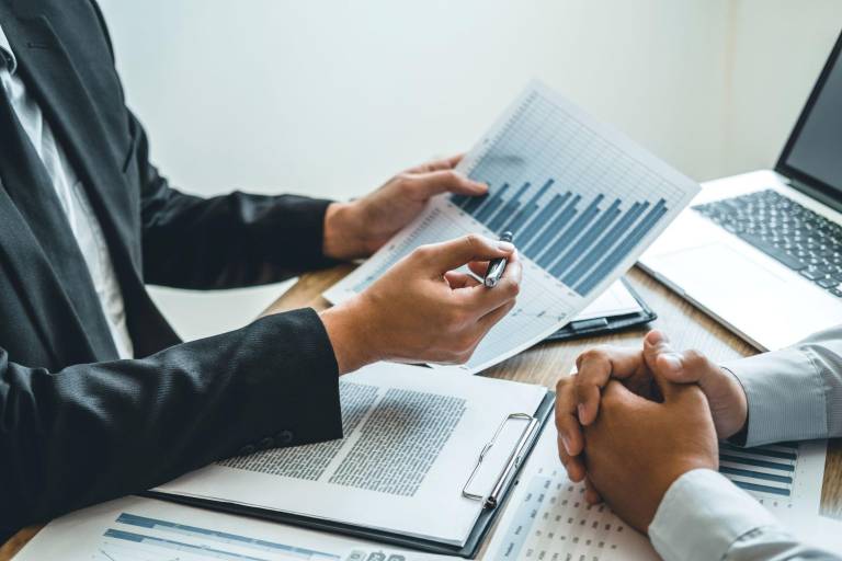 $!Las administradoras de fondos brindan asesoría a sus clientes para realizar una inversión.