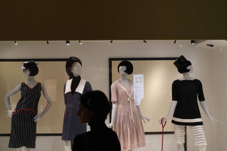 $!Las prendas se muestran durante una sesión fotográfica para la primera retrospectiva internacional de la icónica diseñadora de moda Mary Quant, explorando los años entre 1955 y 1975, en el Museo de Victoria y Albert, en el centro de Londres el 3 de abril del 2019.