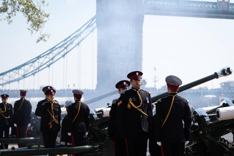 $!Miembros de la honorable Compañía de la Artillería británica dispararon 62 salvas de cañón en honor al cumpleaños número 96 de la Reina Isabel II. (Photo by Adrian DENNIS / AFP)