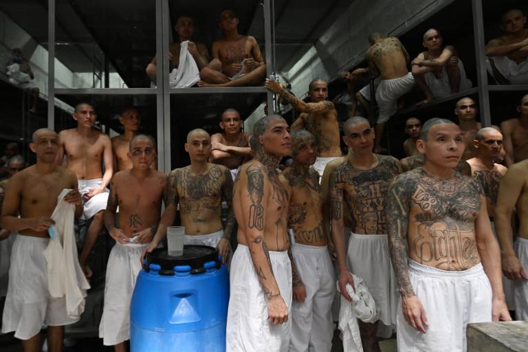 $!Reclusos permanecen en celda del megaprisión Centro de Internamiento Antiterrorista (CECOT)