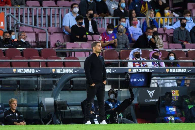 $!Robert Moreno como entrenador del Granada en un partido en España.
