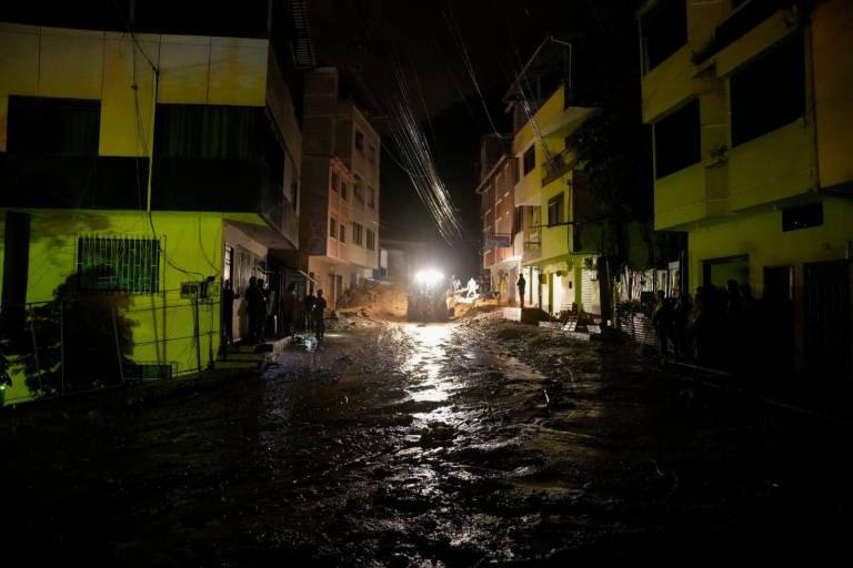 $!El deslizamiento de tierra y piedras provocó la evacuación hacia albergues habilitados o a casas de familiares y amigos.