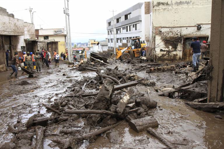 $!Las calles de La Gasca están llenas de lodo y escombros, hay pocas cosas que lograron salvarse.