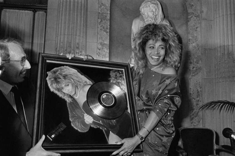 $!Tina Turner recibiendo el premio Golden Record el 8 de octubre de 1986, en Paris. La leyenda del rock murió a los 83 años se anunció este 24 de mayo del 2023.