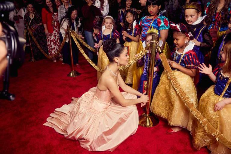 $!Rachel Zegler conversando con niñas vestidas del personaje Blancanieves durante la premiere de la película de Disney.