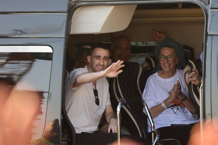 $!El rehén israelí liberado Avinatan Or saluda a quienes le aplauden a su llegada al Hospital Beilinson en el Centro Médico Rabin en Petah Tikva, en el centro de Israel, el 13 de octubre de 2025.