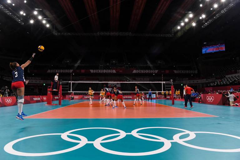 $!Lisvel Eve Mejía estuvo en Tokio 2021. Aquí, la voleibolista dominicana efectúa un saque durante un partido ante Brazil en dichos Juegos.