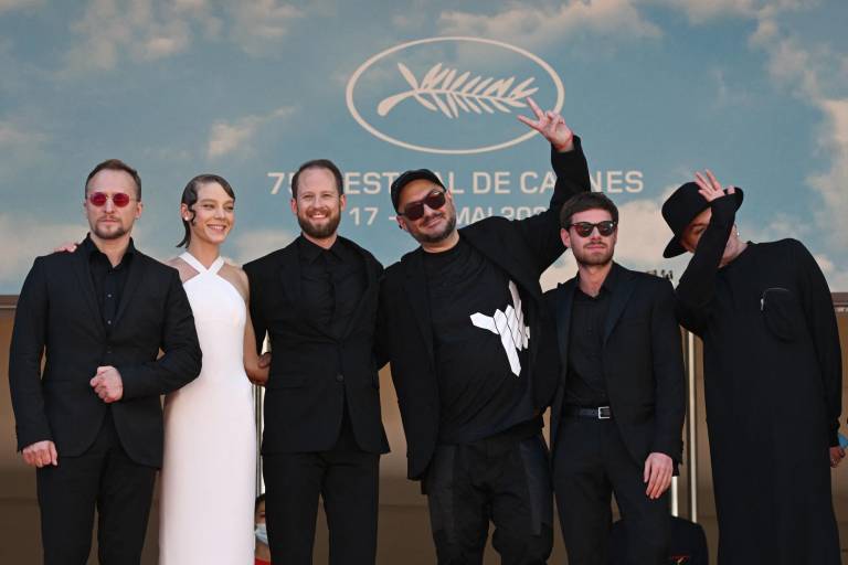 $!De izquierda a derecha: Los actores rusos Vladimir Mishukov, Alyona Mikhailova, Odin Biron, el director Kirill Serebrennikov, el actor Filipp Avdeev y el cantante de hip-hop a.k.a Oxxxymiron Miron Fedorov durante la edición 75 del Festival de Cine de Cannes.