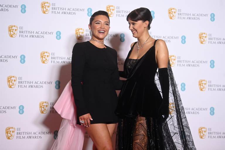 $!Las actrices Florence Pugh y Millie Bobby Brown posan durante la gala de los 75 premios BAFTA en Londres (Reino Unido). EFE/ Neil Hall