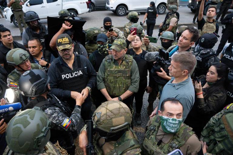 $!Prince encabezando el operativo 'Apolo 13' junto a ministros ecuatorianos.