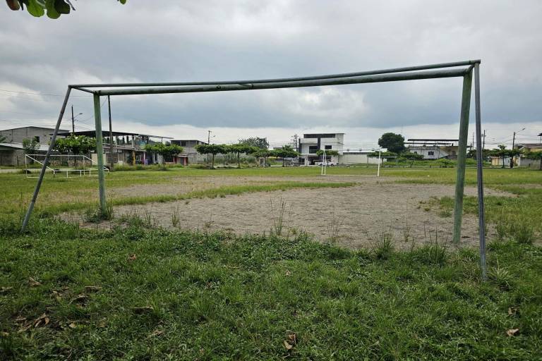 $!Se muestra la cancha de fútbol del club Huracán.