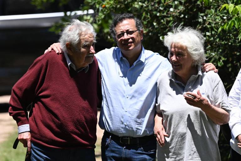 $!El presidente de Colombia, Gustavo Petro (centro), posa para una fotografía con el expresidente uruguayo (2010-2015) José Mujica (izq.) y su esposa Lucía Topolansky.