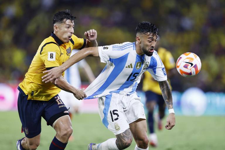 $!Alan Franco Palma disputa el balón con Nicolás González de Argentina. Franco puede jugar como mediocampista de contención, volante mixto o defensa lateral.