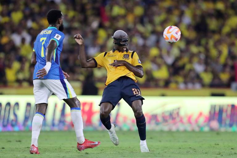$!Moisés Caicedo disputa un balón con Gerson de Brasil en el último partido de Ecuador ante Brasil en el estadio Monumental Isidro Romero Carbo en Guayaquil.