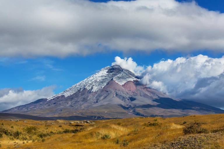 $!El volcán Cotopaxi, ubicado en el centro-norte de Ecuador, es la segunda montaña más alta del país.