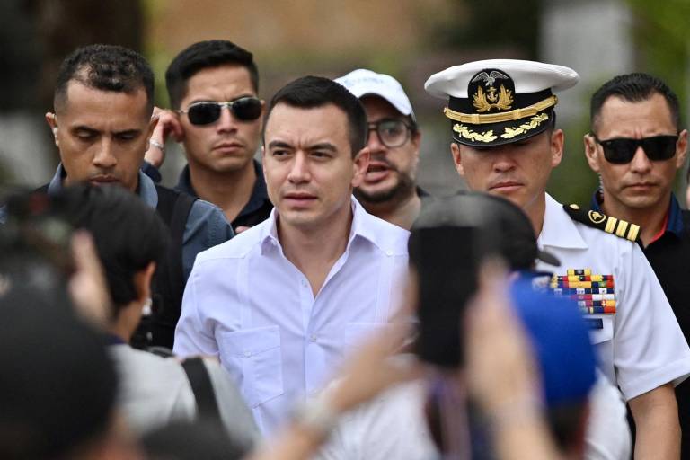 $!El presidente de Ecuador, Daniel Noboa (C), llega al Festival de la Independencia de Guayaquil en el Centro Cívico de Guayaquil, Ecuador, el 8 de octubre de 2025.