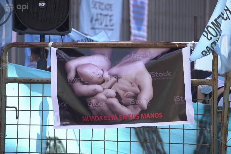 $!Manifestaciones a favor y en contra del aborto por violación en Ecuador