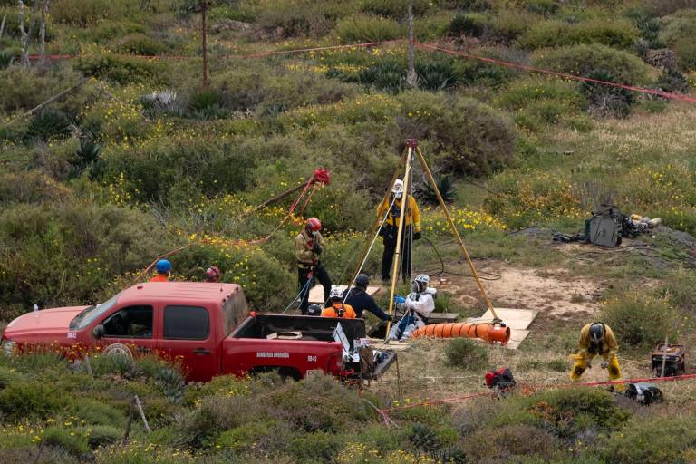 $!Un rescatista desciende a un pozo de agua donde se encontraron restos humanos cerca de la playa La Bocana, delegación Santo Tomás, en Ensenada, estado de Baja California, México, el 3 de mayo de 2024.