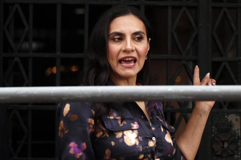 $!La vicepresidenta de Ecuador, Verónica Abad, habla afuera de la sede de la Vicepresidencia, el 23 de diciembre del 2024.