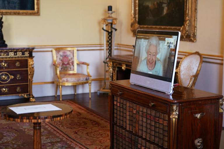 $!Reina Elizabeth II aparece en una videoconferencia desde el Windsor Castle, su residencia, durante una audiencia virtual recibió a embajadores en el Palacio de Buckingham en Londres. Marzo 10, 2022. (Yui Mok / POOL / AFP)