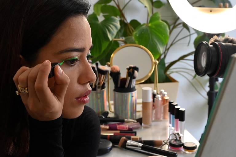 $!La influencer Debasree Banerjee desde su cuarto en Mumbai enseña a través de redes sobre maquillaje para pieles morenas.