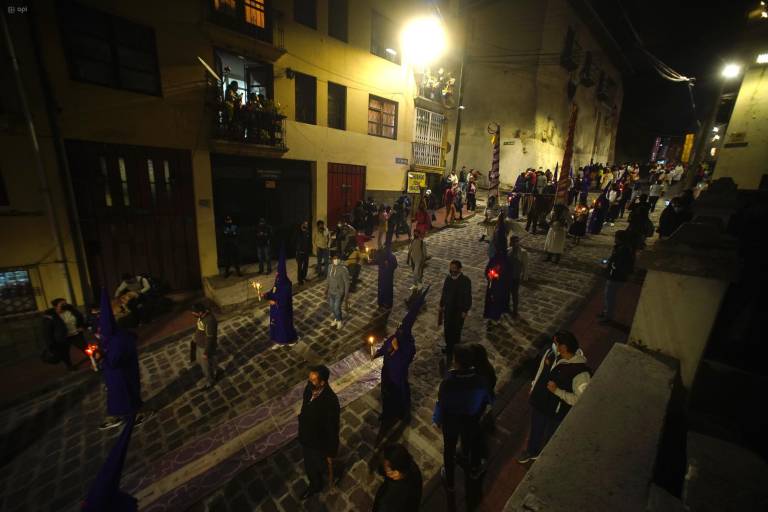 $!Devotos cargan el Santo Sepulcro a través del las calles del Centro Histórico de Quito.