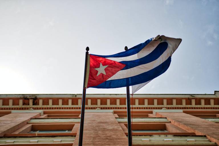 $!La bandera de Cuba flamea afuera de un edificio.