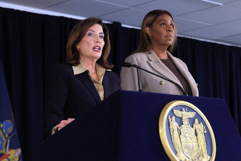 $!La gobernadora de Nueva York, Kathy Hochul, junto la fiscal general estatal, Letitia James.