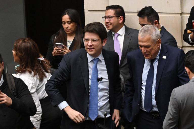 $!El senador Miguel Uribe Turbay (C) observa después de que el Senado votó en contra del referéndum de reforma laboral del gobierno promovido por el presidente de Colombia, Gustavo Petro.