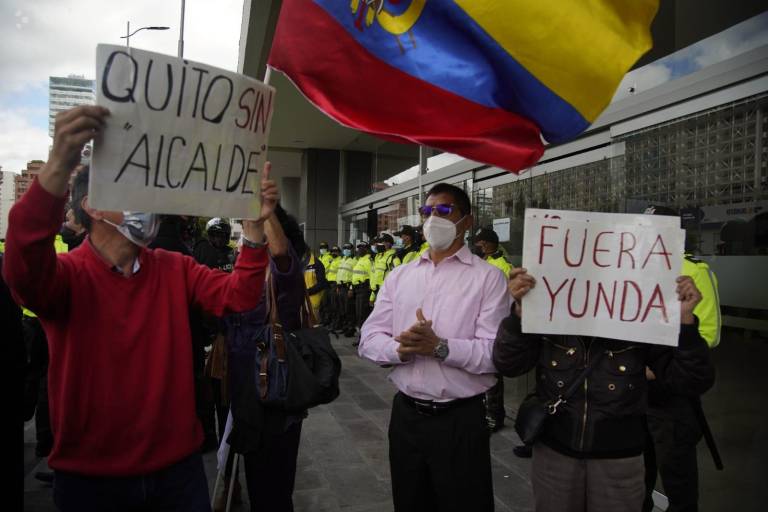 $!VIDEO: Jorge Yunda es abucheado a su salida por la puerta trasera del Complejo Judicial