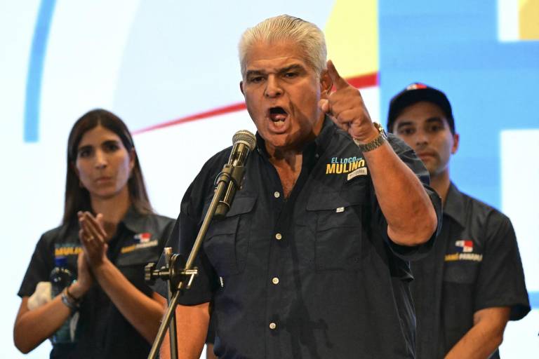 $!El presidente electo de Panamá, José Raúl Mulino, habla con sus partidarios después de ganar las elecciones presidenciales de Panamá en la Ciudad de Panamá el 5 de mayo de 2024.