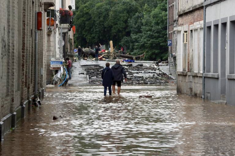 $!La gente sale de sus casas, tras la inundaciones.