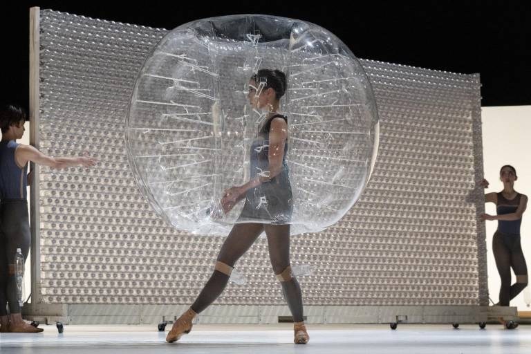 $!Esta foto muestra a los artistas de la compañía de danza K-BALLET participando en el ensayo general del PET Bottle Labyrinth, parte de la obra de dos partes titulada Plastic que resalta el tema del plástico y la contaminación. Tokio
