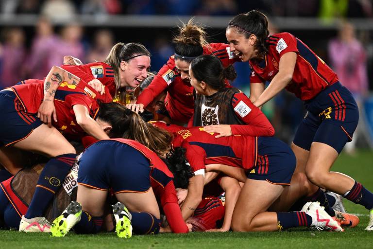 $!Las jugadoras de la selección española celebran su victoria ante Inglaterra en la final del Mundial de Fútbol femenino en Sídney.