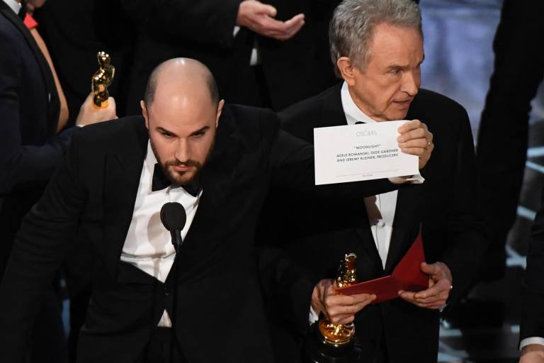 $!Foto del 26 de febrero del 2016, de cuando el productor de La La Land, Jordan Horowitz lee la tarjeta que indica el premio a la Mejor Película es para Moonlight, luego de que se hubiese anunciado erroneamente que la película ganadora era la de Horowitz. Este se convirtió en un momento histórico de los premios Óscar. (Photo by Mark RALSTON / AFP)