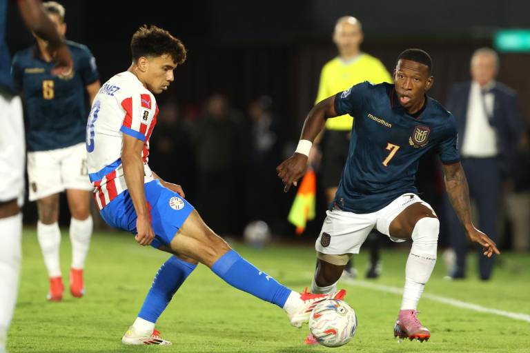 $!Diego Gómez Amarilla de Paraguay disputa el balón con Pervis Estupiñán de Ecuador. El nuevo jugador del A.C Milán es oieza inamovible de la Tri.