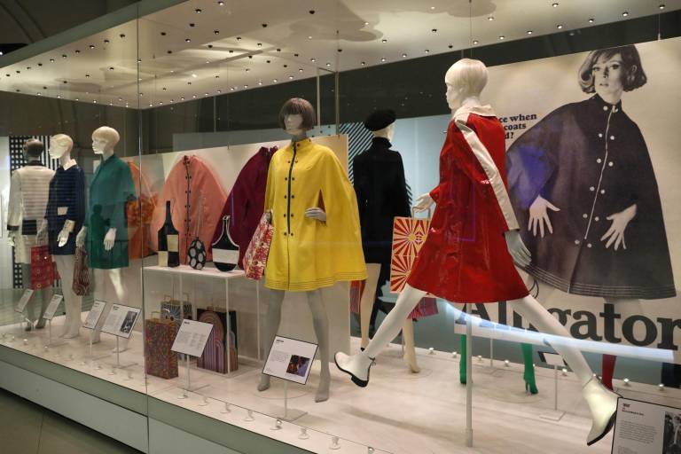 $!Las prendas se muestran durante una sesión fotográfica para la primera retrospectiva internacional de la icónica diseñadora de moda Mary Quant, explorando los años entre 1955 y 1975, en el Museo de Victoria y Albert, en el centro de Londres el 3 de abril del 2019.