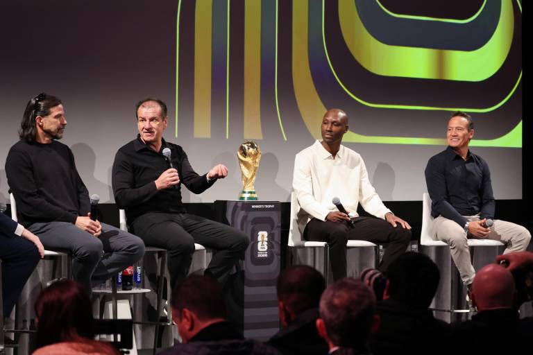 $!Exfutbolistas sentados junto al trofeo de la Copa del Mundo.