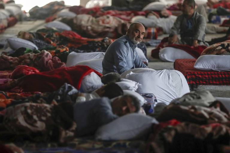 $!Peregrinos iraníes esperan en la ciudad de Ayn Tamr, ubicada cerca de la ciudad sagrada chií musulmana de Karbala, en el centro de Irak, el 17 de junio.