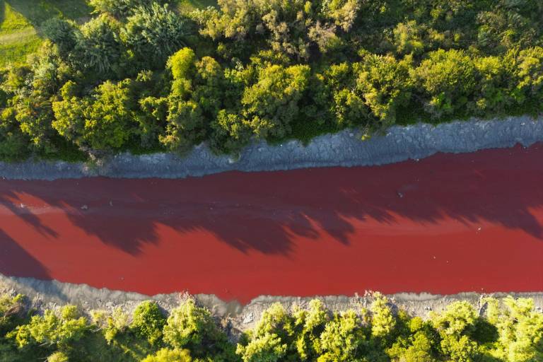 $!Esta vista aérea muestra un color rojizo inusual del Canal de Sarandí que se filtra hacia el Río de la Plata en Sarandí.