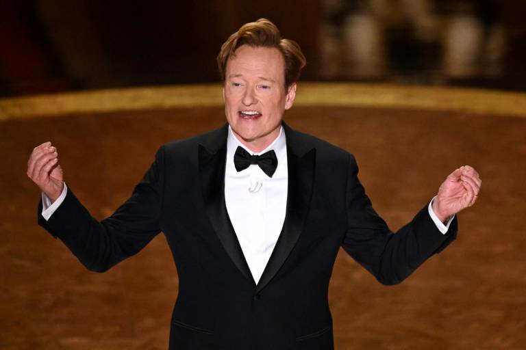 $!Conan O'Brien hablando en el escenario del Dolby Theatre en Hollywood, California, el pasado 2 de marzo de 2025.