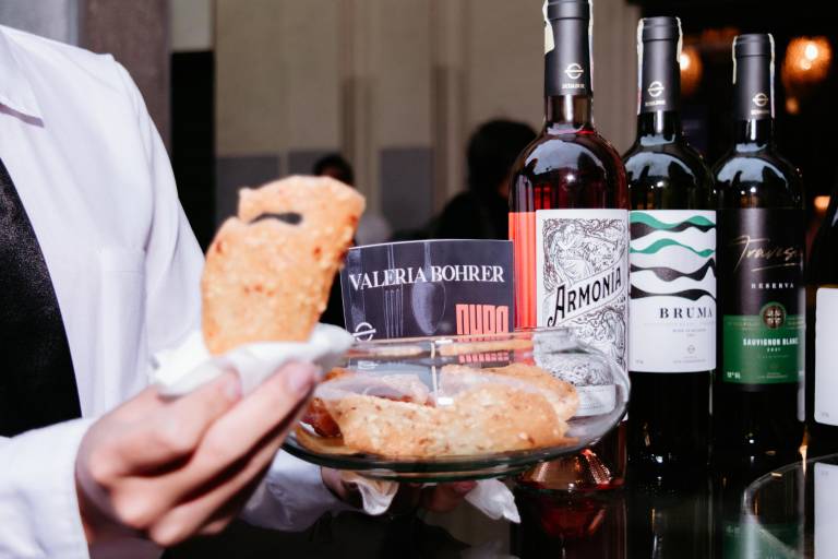 $!Los asistentes a la inauguración de Nudo pudieron probar varios bocados de platos elaborados por diferentes chefs nacionales e internacionales. El maridaje se realizó con las diferentes etiquetas que tiene el vino ecuatoriano.