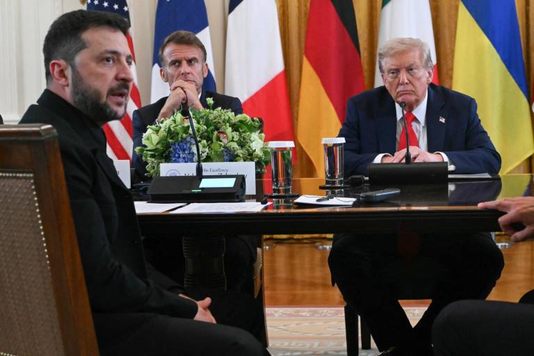 $!El presidente ucraniano, Volodymyr Zelensky, habla mientras el presidente francés, Emmanuel Macron, y el presidente estadounidense, Donald Trump, escuchan.