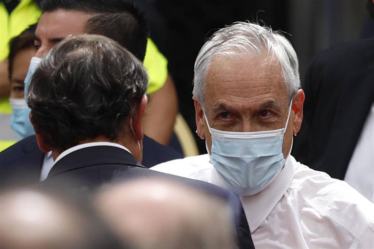 $!El presidente de Chile Sebastián Piñera empapado tras el incidente con una mujer.