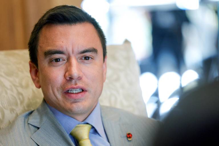 $!El presidente de Ecuador, Daniel Noboa, habla durante una entrevista con AFP en París.